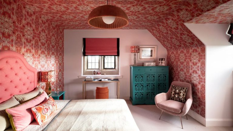 Tout le monde parle d’un automne douillet, mais j’essaie toujours de rester cool – c’est le moment idéal pour acheter cette unité de climatisation portable à son prix le plus bas jamais vu. A pink wallpapered attic bedroom, with a white accent wall. A pink upholstered bed with cream bedding on it, and a blue painted dresser in the corner.