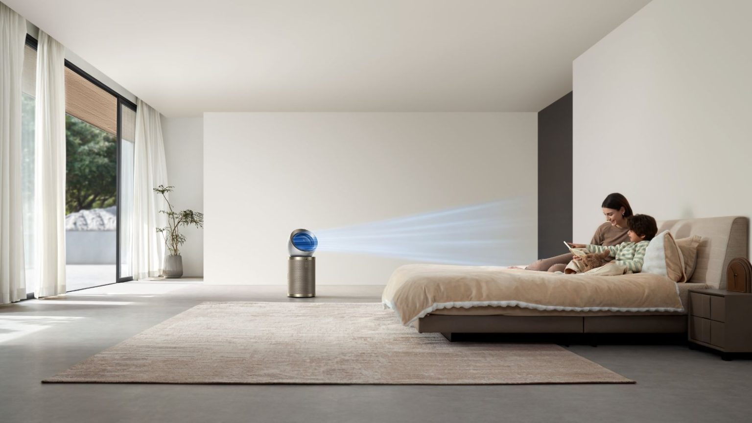 Ce purificateur d’air de nouvelle génération détecte lorsque vous entrez dans une pièce, améliorant instantanément la qualité de l’air et le confort. Dreame AirPursue PM20 air purifier in large bedroom emitting blue beams representing airflow, towards bed where mother and child are reading.