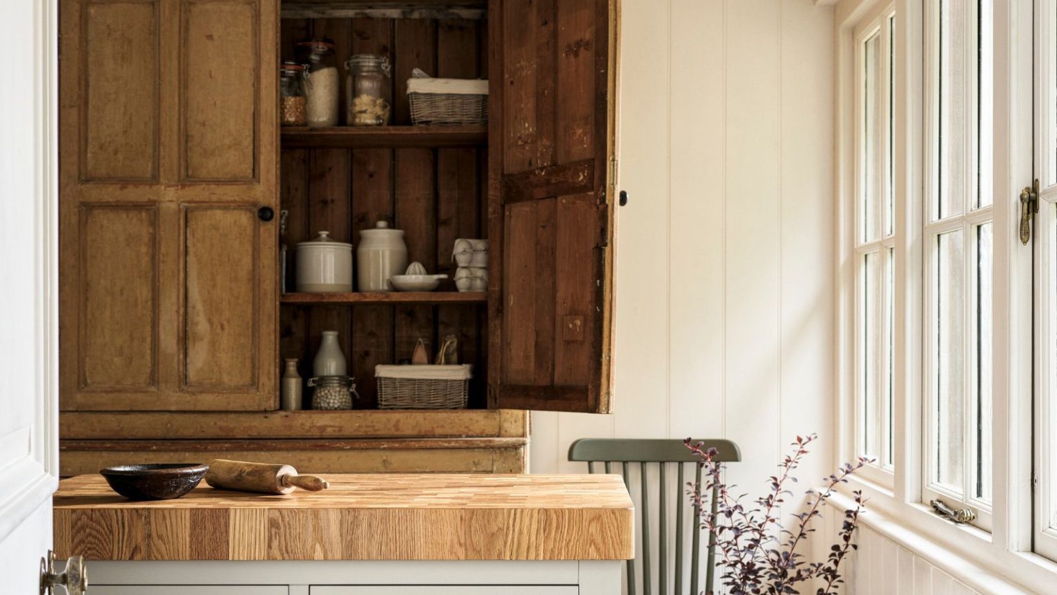 J’ai essayé le jeu d’organisation amusant « Hidden Note » pour rationaliser mes armoires de cuisine occupées – cela m’a aidé à lâcher prise sans culpabilité An open wooden pantry in a rustic kitchen