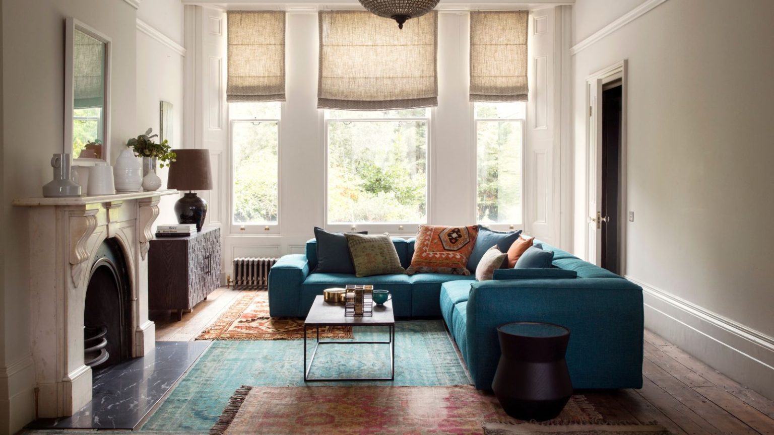 Cette barre de son compacte est la mise à niveau conviviale que les concepteurs adorent : transformez le divertissement quotidien en une expérience cinématographique sans encombrement. Living room, blue sofa, blinds, assorted rugs