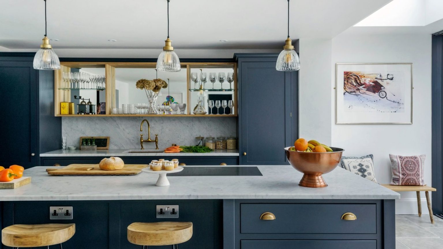 Ce héros naturel du parfum d’intérieur pourrait être votre plus grand allié dans la guerre contre la moisissure cet hiver – à condition de choisir les bons pour le travail, préviennent les réparateurs. Kitchen island with dark blue kitchen units, grey marbled worktop and splash back.
