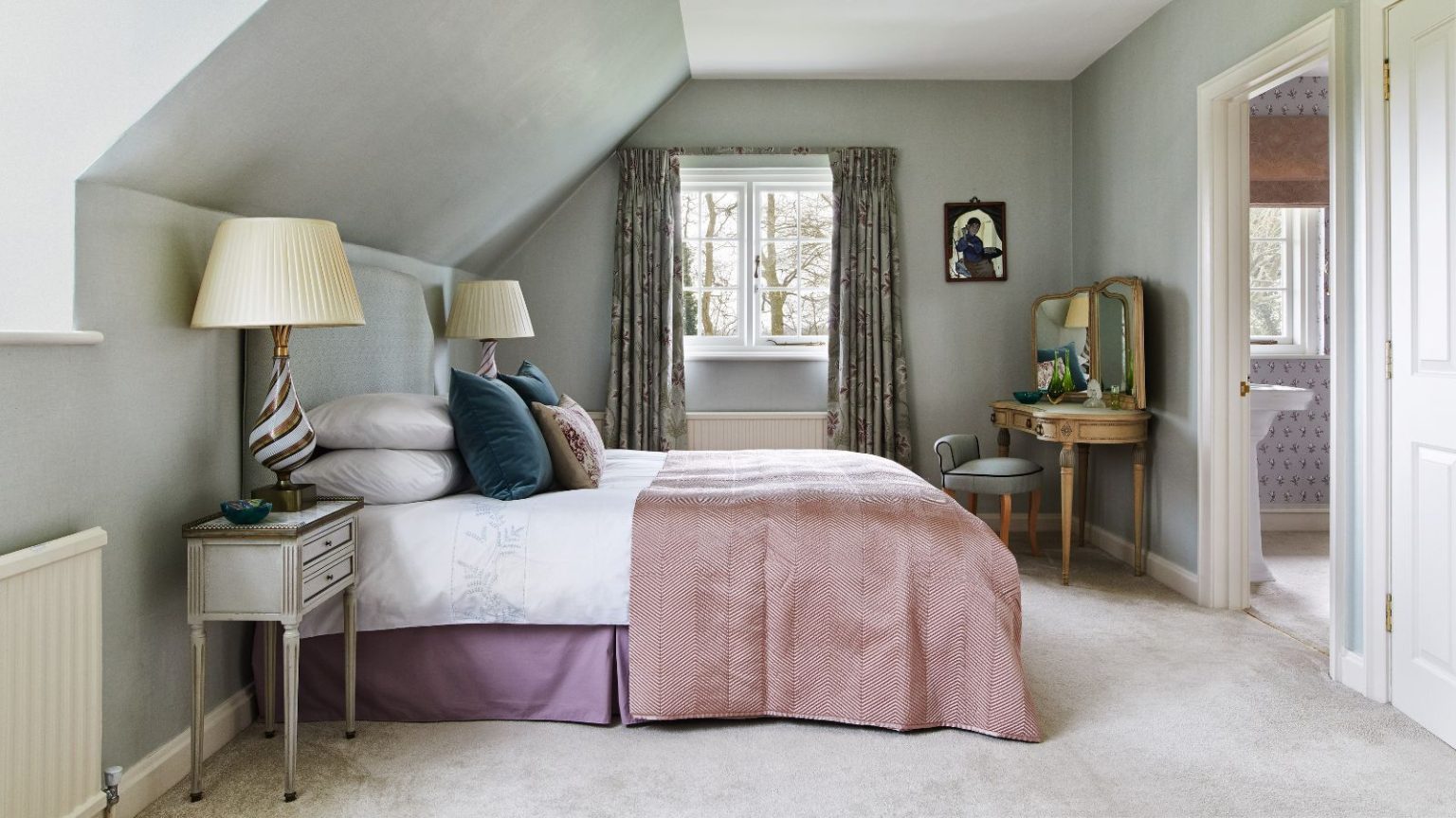 J’en ai marre des odeurs de moisi et du désordre sous mon lit – ces élégantes caisses de rangement en bambou à 22 $ sont la solution simple Peaceful bedroom with sloped ceiling, plush cream carpets and ornate gold dressing table with three-part mirror. There is a door open and a sliver of an en suite bathroom visible