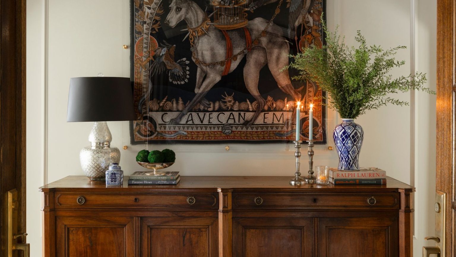 Je double instantanément le rangement des manteaux dans ma petite entrée pour les invités de Thanksgiving avec ce support discret et sans dommage à 69 cents. Entryway cabinet with lamp, candles and wall tapestry