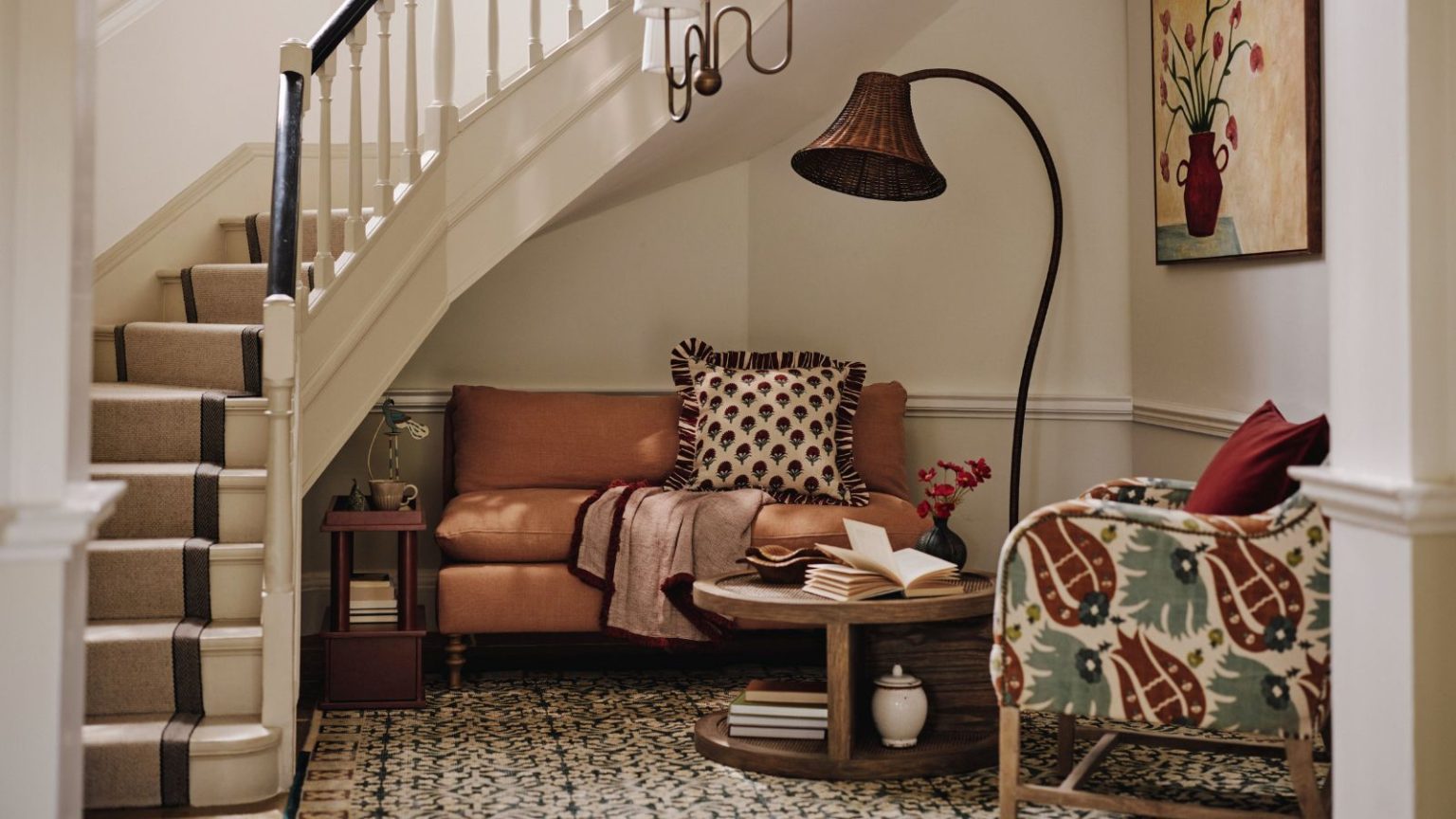 Un nettoyeur professionnel exhorte les propriétaires à épousseter 3 endroits que les clients aux yeux d’aigle remarquent toujours – cela ne prend que 5 minutes pour éviter l’embarras A cozy seating area with a small sofa and an arm chair nestled under a curling stair case. A large sculptural lamp beside them and a low hanging pendant.