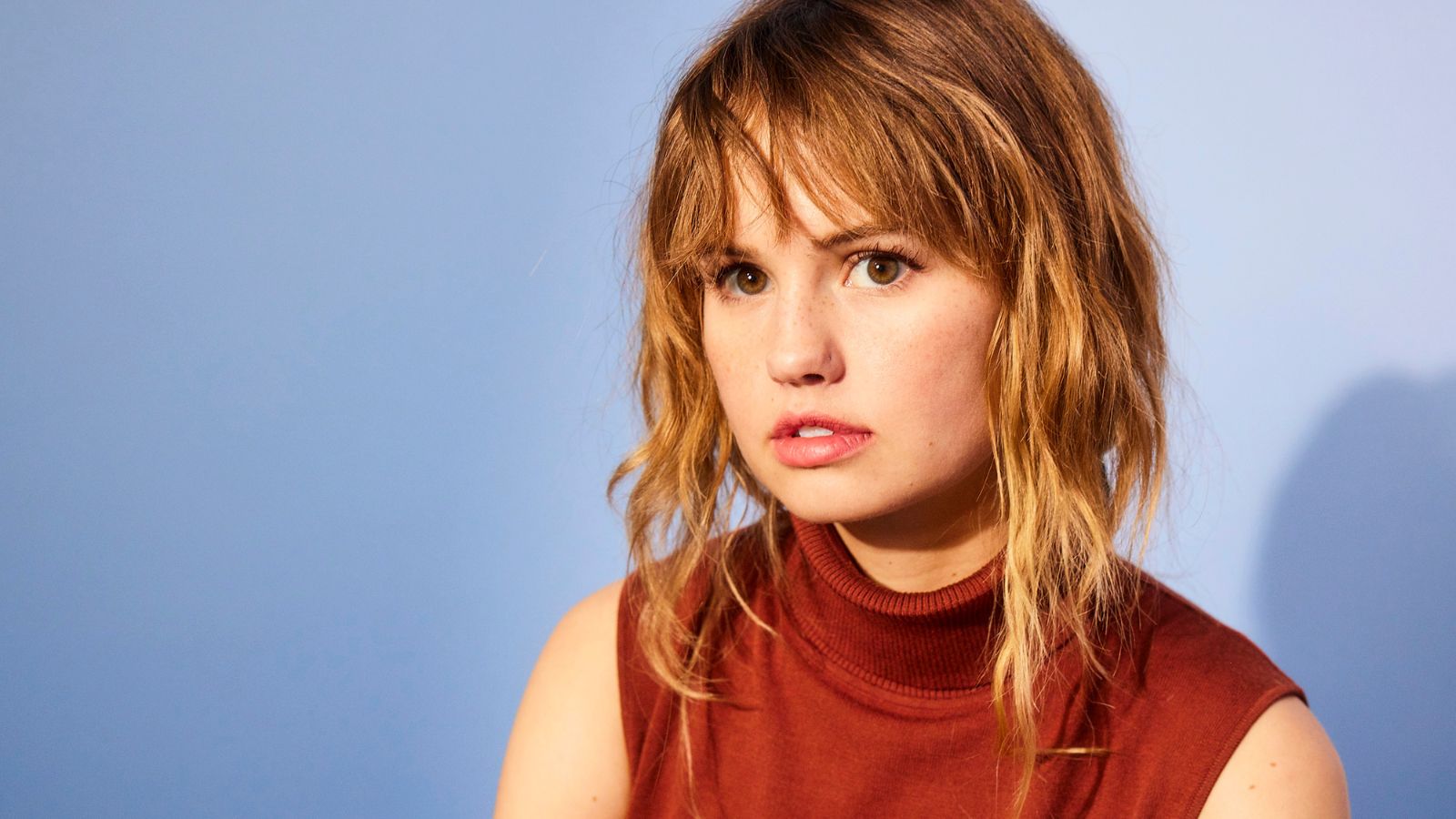 Debbie Ryan sur fond bleu