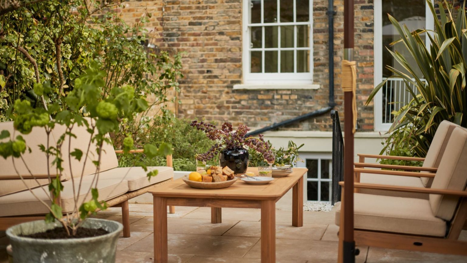 Les professionnels de la lutte antiparasitaire exhortent les propriétaires à vaporiser du vinaigre sur les terrasses et les allées jusqu’en novembre – et ce n’est pas aussi étrange qu’il y paraît The Anna Barnett Kew patio furniture collection on a stone patio behind a brick house