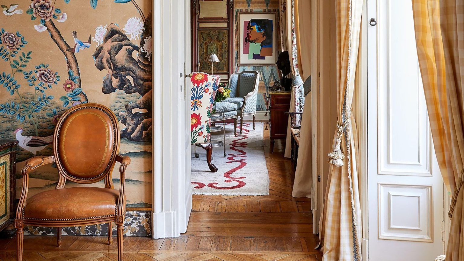 Mon défi de désencombrement de quatre semaines a facilement banni le désordre chaotique et préparé ma maison pour les vacances, sans stress. Vibrant colorful hallway with leather mid century chair and oriental design wallpaper