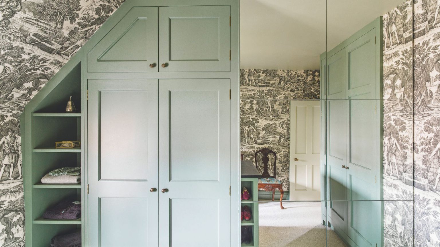 Ces petits mais puissants « super-héros » odorants à 6 $ sont la réponse aux espaces de stockage moisis cet hiver – plus de 11 000 acheteurs satisfaits sont d’accord. Duck egg blue closet with black and white toile du jour wallpaper and large mirror