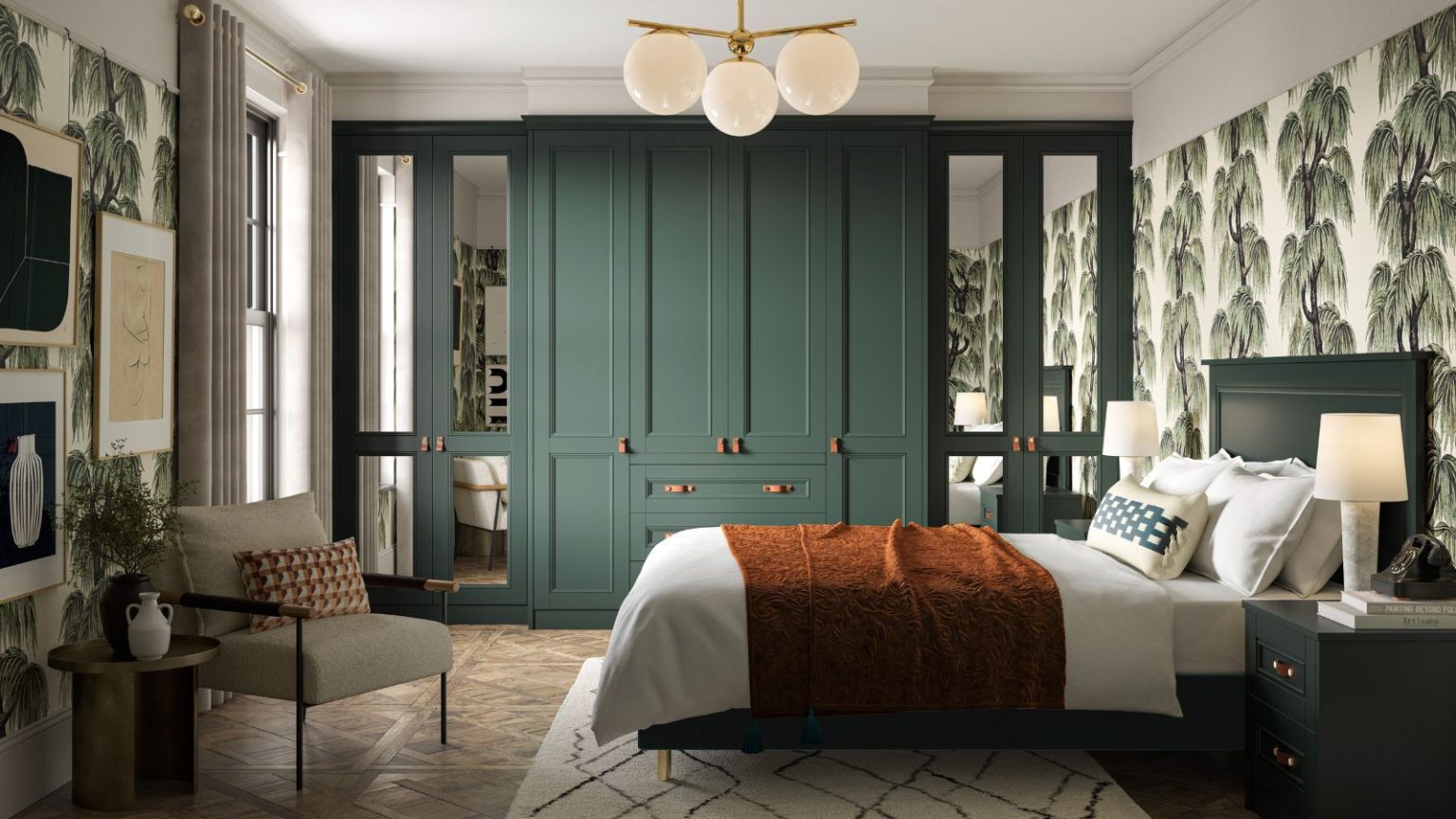 J’ai choisi seulement 33 vêtements à utiliser pour les 3 prochains mois – cela a totalement transformé la façon dont j’utiliserai mon petit placard en hiver. An art-deco style bedroom with a dark green built-in closet along the back wall. A bed with an orange throw over the end.
