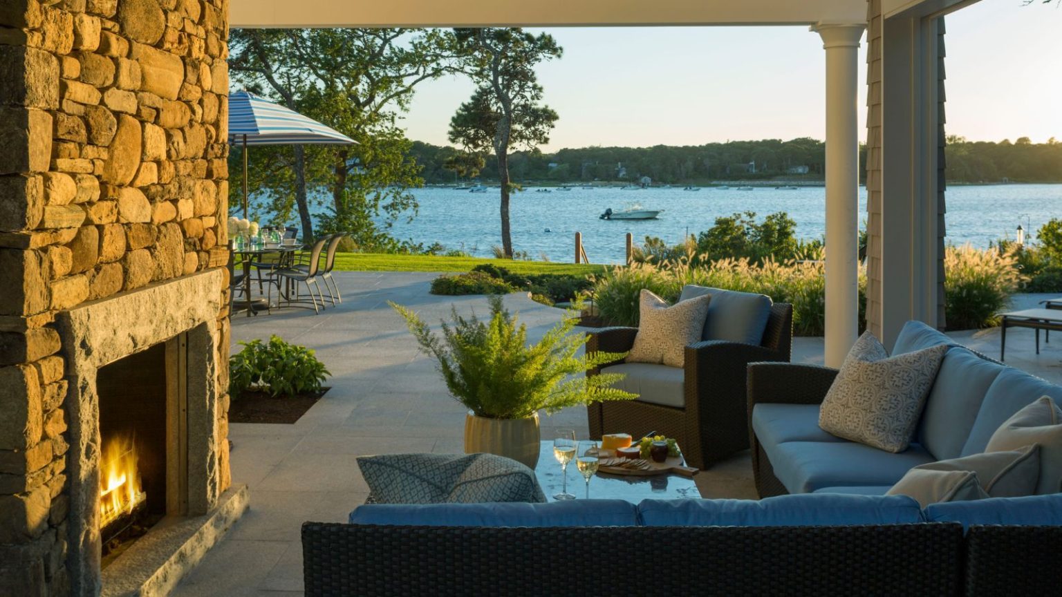 Gagnez du temps et cochez facilement votre liste de choses à faire pour l’automne ! Mon père militaire m’a appris à empiler les tâches quand j’étais enfant – maintenant mes tâches ne prennent presque pas de temps Outdoor living room fireplace in early fall