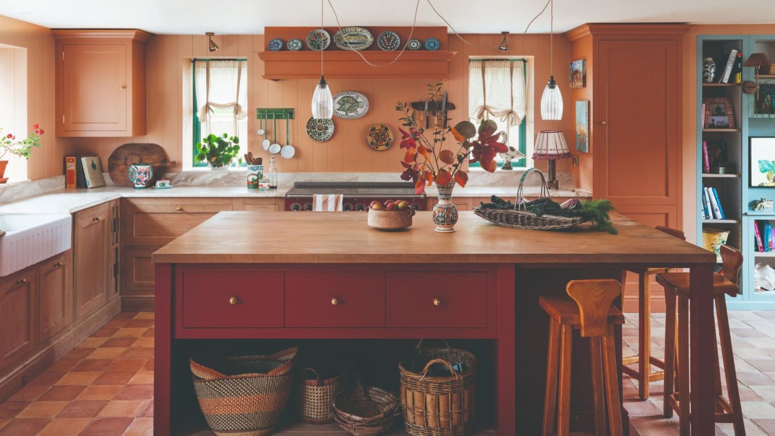 Ce Bissell sans fil à 100 $ de réduction réduira de moitié le temps de nettoyage avant les invités – bannissez les taches, passez la vadrouille et passez l’aspirateur en même temps A traditional kitchen with a red painted free-standing island with a wooden countertop. Lighter red painted walls, with country decor.