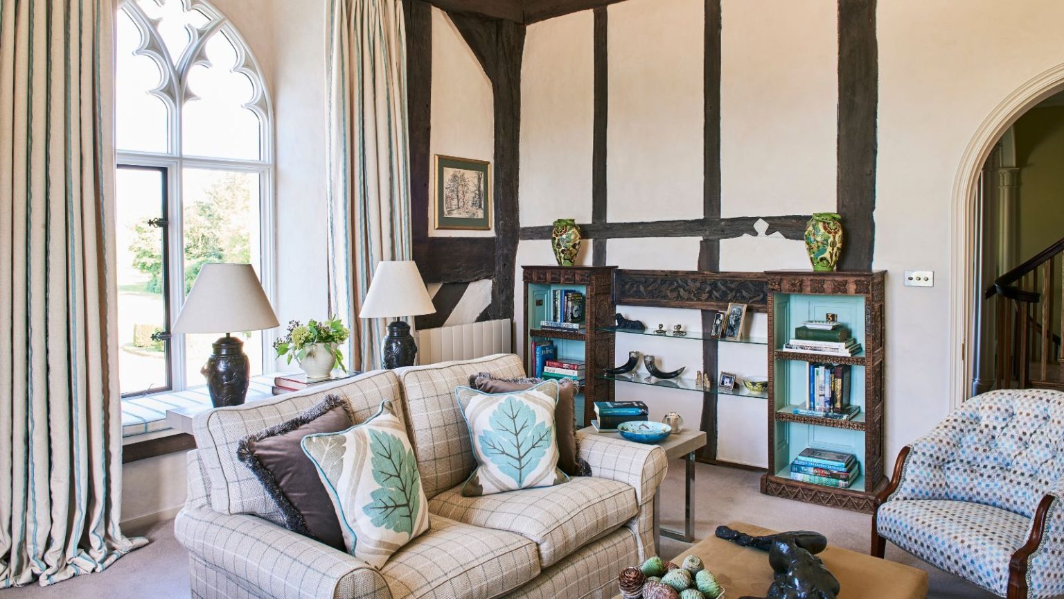 C’est le seul ventilateur que vous n’aurez pas à ranger lorsque l’hiver arrive – le Dyson Hot & Cool est actuellement 200 $ moins cher pour 3 jours seulement. Cream Tudor living room with high ceilings, dark wooden beams on the far wall and tall arched windows with ornate metal work. The beamed wall has built in alcove shelving, and the sofas are cream and mismatched but cozy