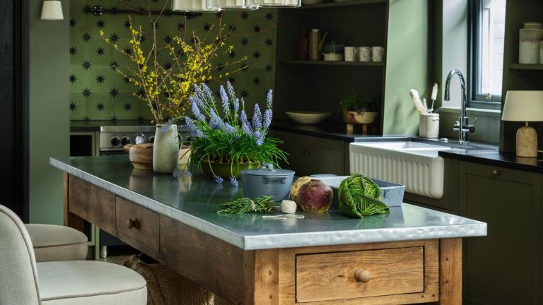 « Une victoire totale » : cet organisateur de couverts compact Joseph Joseph à 15 $ a instantanément triplé l’espace dans mon petit tiroir – j’aurais aimé l’avoir il y a des années Green kitchen with freestanding wooden and stainless steel breakfast bar island