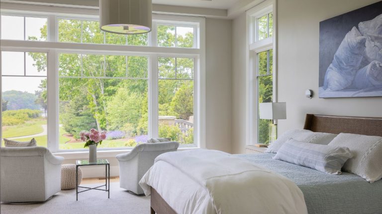 Les organisateurs en feutre empilables à 1,25 $ de Dollar Tree sont un sauveur de tiroir à chaussettes en désordre – j’en achète 18 pour une séance de rangement en famille à l’automne ce week-end Light bedroom with garden view through large windows, and living area with two armchairs facing out