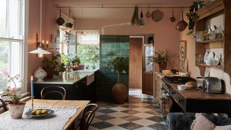 16 étagères de rangement astucieuses qui créent instantanément plus d’espace dans les petites cuisines A cozy kitchen decorated for winter gatherings