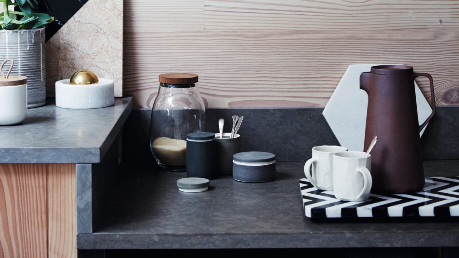 Le café peut-il vraiment être efficace pour le nettoyage ? Les nettoyants professionnels révèlent tout ce que vous devez savoir sur cette solution entièrement naturelle Kitchen countertop close up with coffee mugs, carafe and accessories