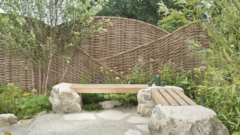 Vous serez étonné de voir à quel point cet article simple peut être polyvalent – 7 utilisations inhabituelles d’une bâche dans le jardin en hiver A show garden at Hampton Court with a wicker windbreak and wooden benches