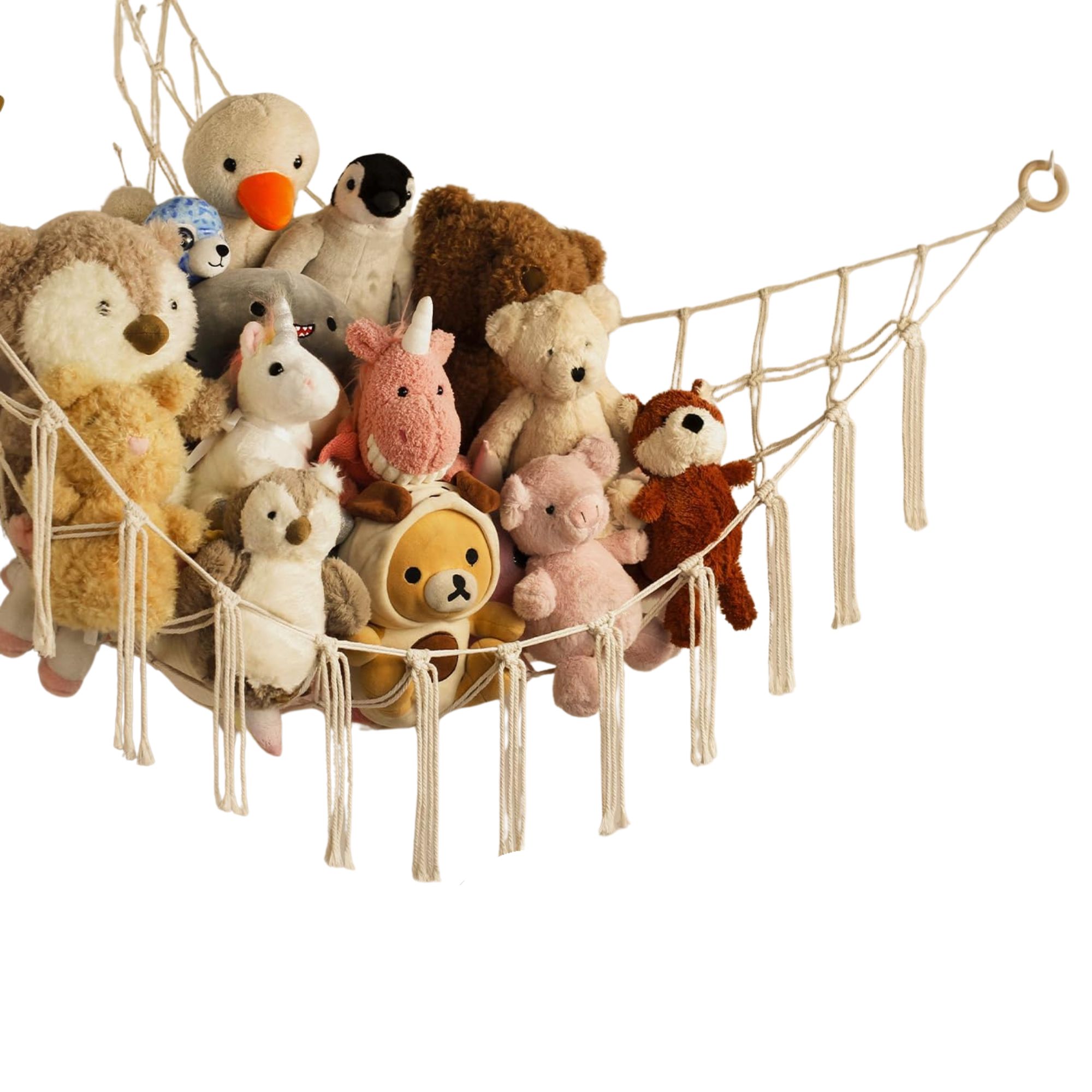 Un hamac de rangement pour jouets rempli d'animaux en peluche