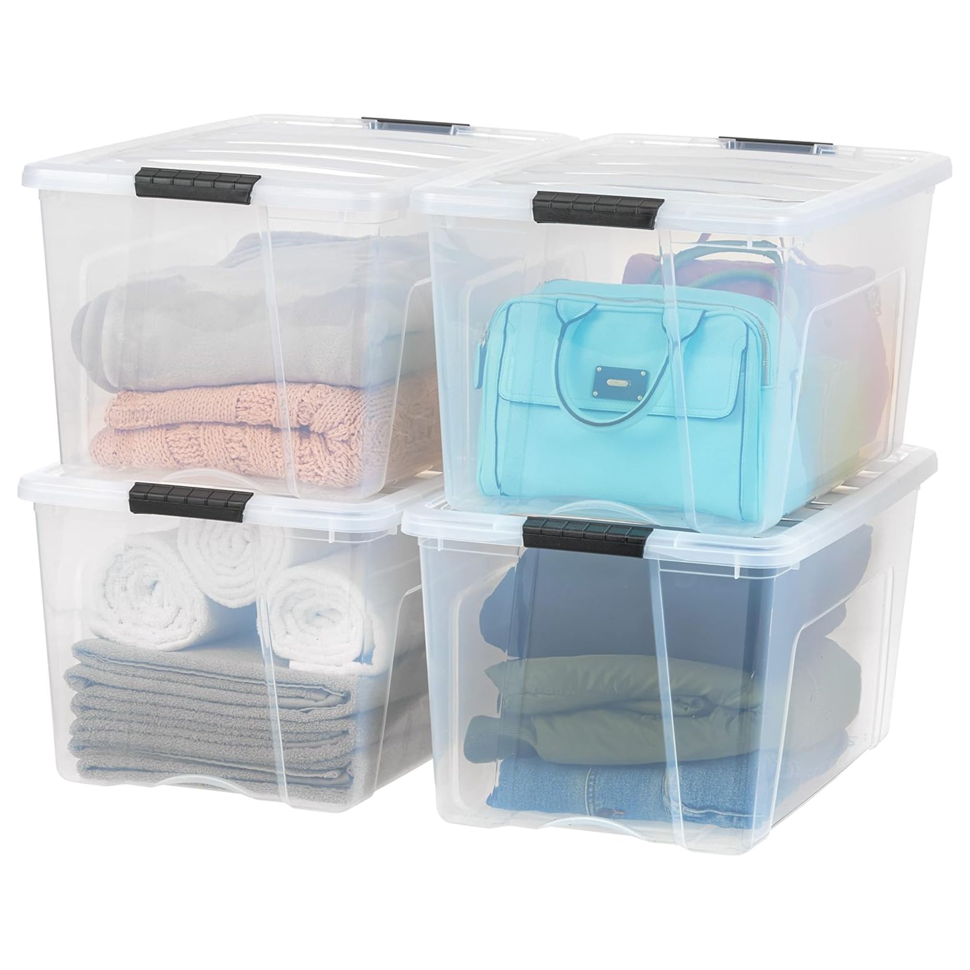 Quatre boîtes de rangement en plastique transparent empilées les unes sur les autres.