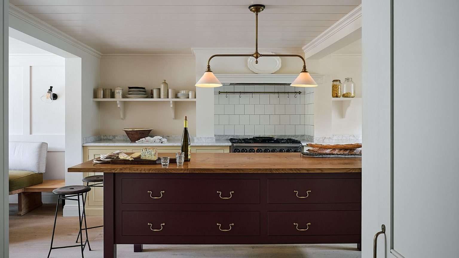 Cet organisateur d’armoire coulissant Joseph Joseph à 27 $ simplifie le rangement des petites cuisines pour les hôtes d’hiver – et il est en vente Bright kitchen with wooden island and open shelving