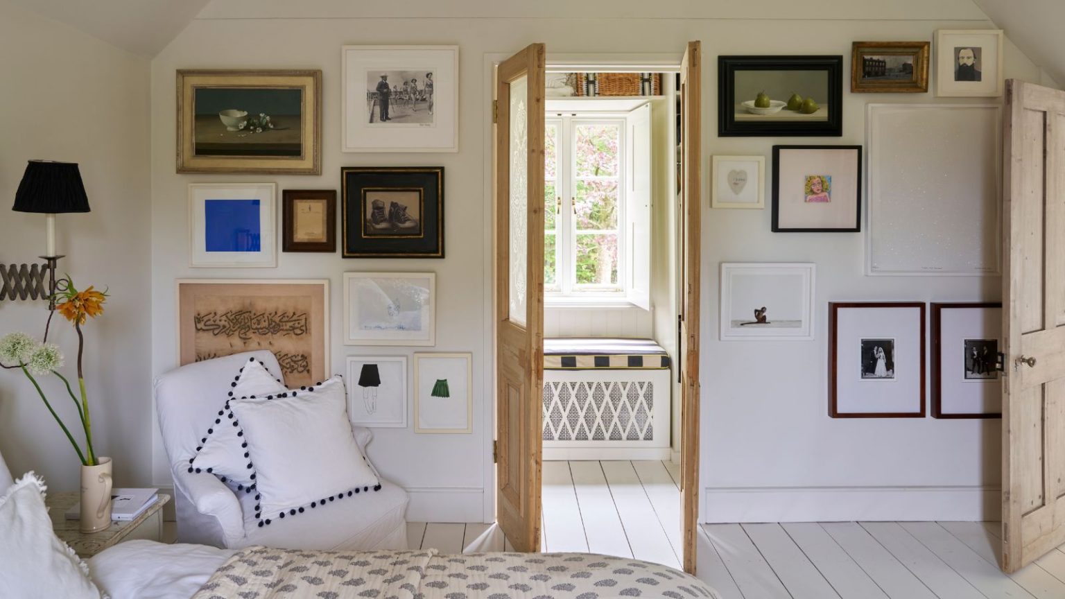 Cela peut ressembler à une solution cliché pour la condensation des fenêtres, mais cette réinitialisation matinale de 5 minutes est le moyen le plus rapide et le plus simple – je le fais depuis des années Bright bedroom with a gallery wall and bare wooden doors open to reveal a seated nook with window bench, cushion and white, crittal window