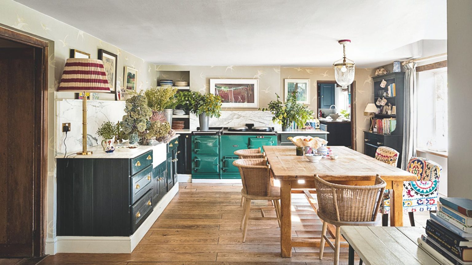 3 articles de cuisine surprenants que vous pouvez ajouter à l’eau de la vadrouille pour améliorer la fraîcheur du sol avant les invités – vous les avez probablement déjà Bright kitchen diner with green cabinets and range cooker