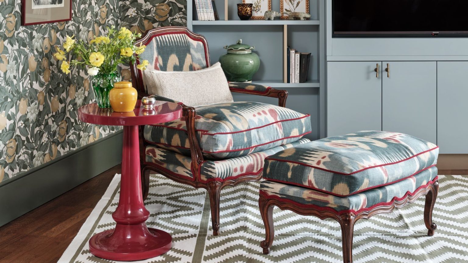 C’est le plateau à 57 cents que les organisateurs professionnels achètent pour ranger les armoires en désordre dans leur maison – je jure par cet ensemble de 25 et vous aussi Intriguing patterned living room with a large, tall, blue media unit, classic armchair and foot-rest with brown wood and blue, cream and red upholstery, as well as a red side table. There is a geometric patterned gray and white rug, hardwood floors and patterned floral green wallpaper