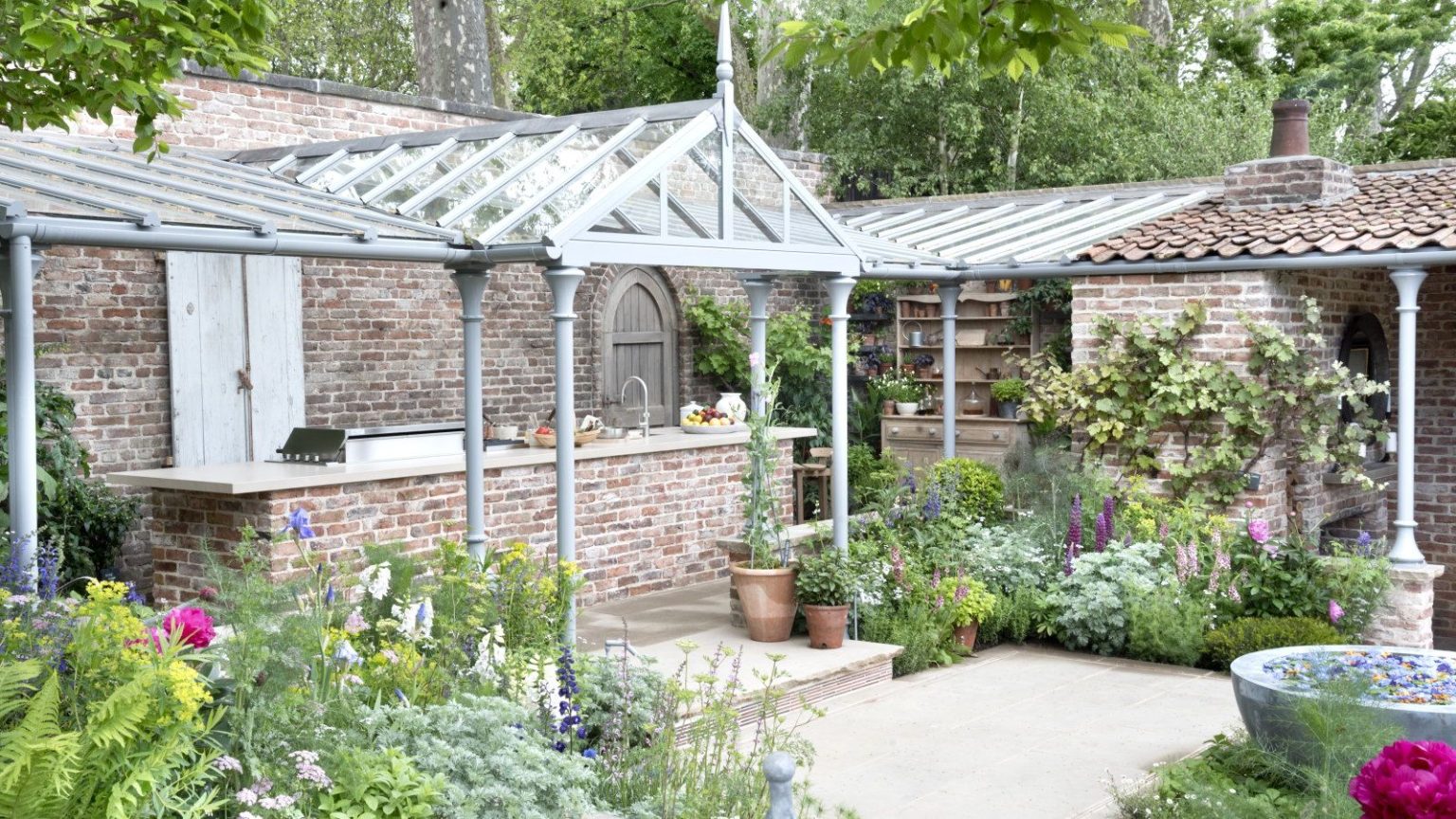 J’ai testé d’innombrables outils de désherbage en tant que jardinier professionnel, mais cette faucille japonaise à 19 $ est celle que je recherche toujours An outdoor kitchen and eating area inside a kitchen garden at the Chelsea Flower Show