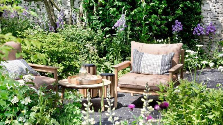 Comment arroser les plantes en juin pour qu’elles continuent à fleurir pendant les jours les plus chauds de l’été courtyard garden with seats, table and flowers