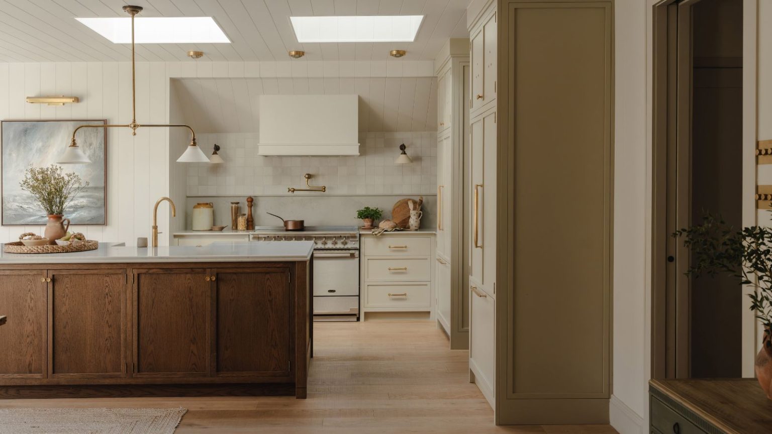 Buvez-vous des résidus de nettoyage ? 3 produits chimiques toxiques à éviter lors de l’entretien de votre cafetière et ce que les experts recommandent à la place A large kitchen with cream painted cabinets and a large wooden cabinet island.