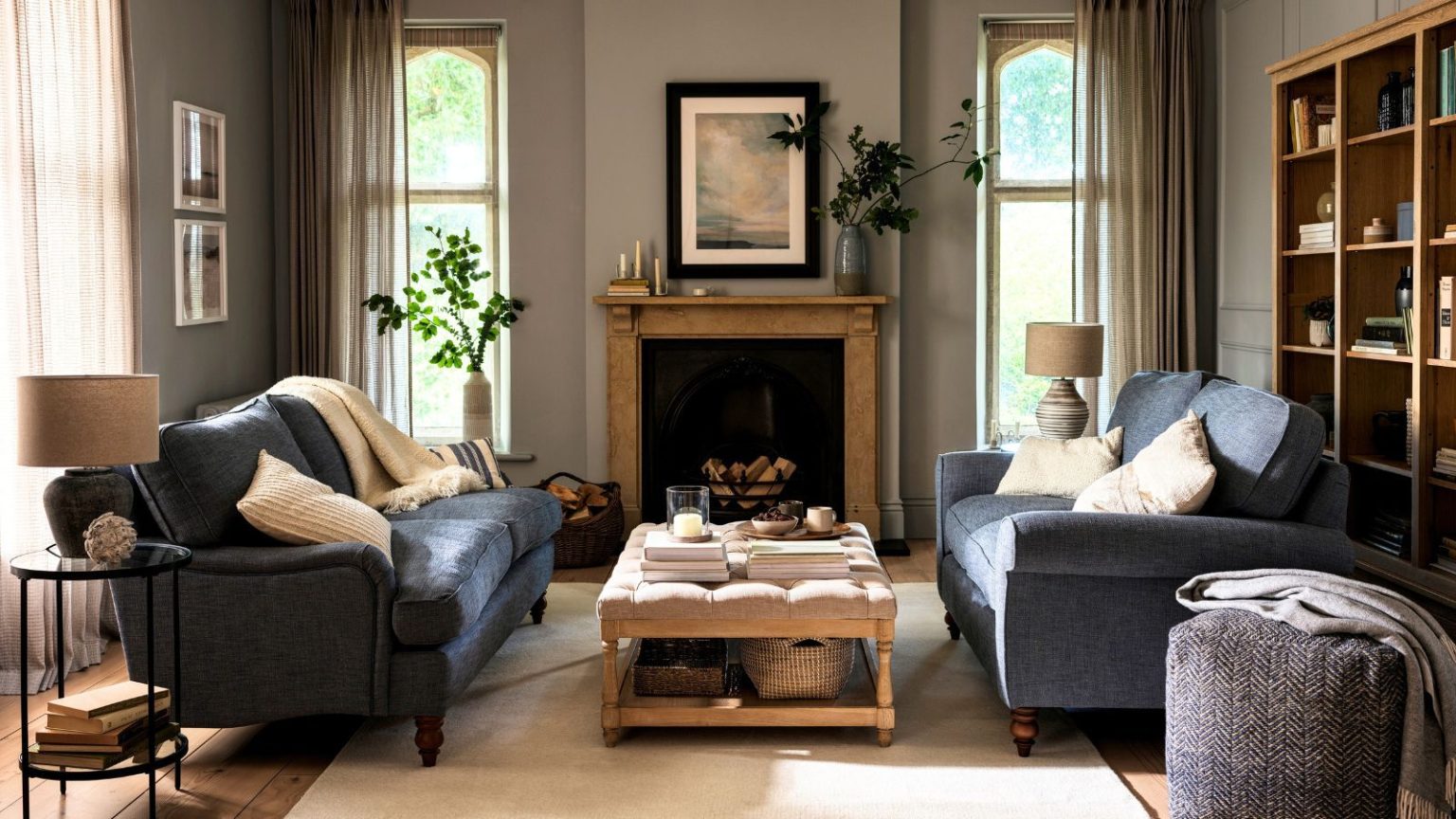 Réduisez considérablement le temps que vous passez à nettoyer avec cet aspirateur robot primé que nous avons adoré lors des tests – il coûte 700 $ moins cher et à son prix le plus bas jamais vu. A cozy living room with two blue sofa's facing one another over an upholstered top coffee table. A wooden fireplace behind.