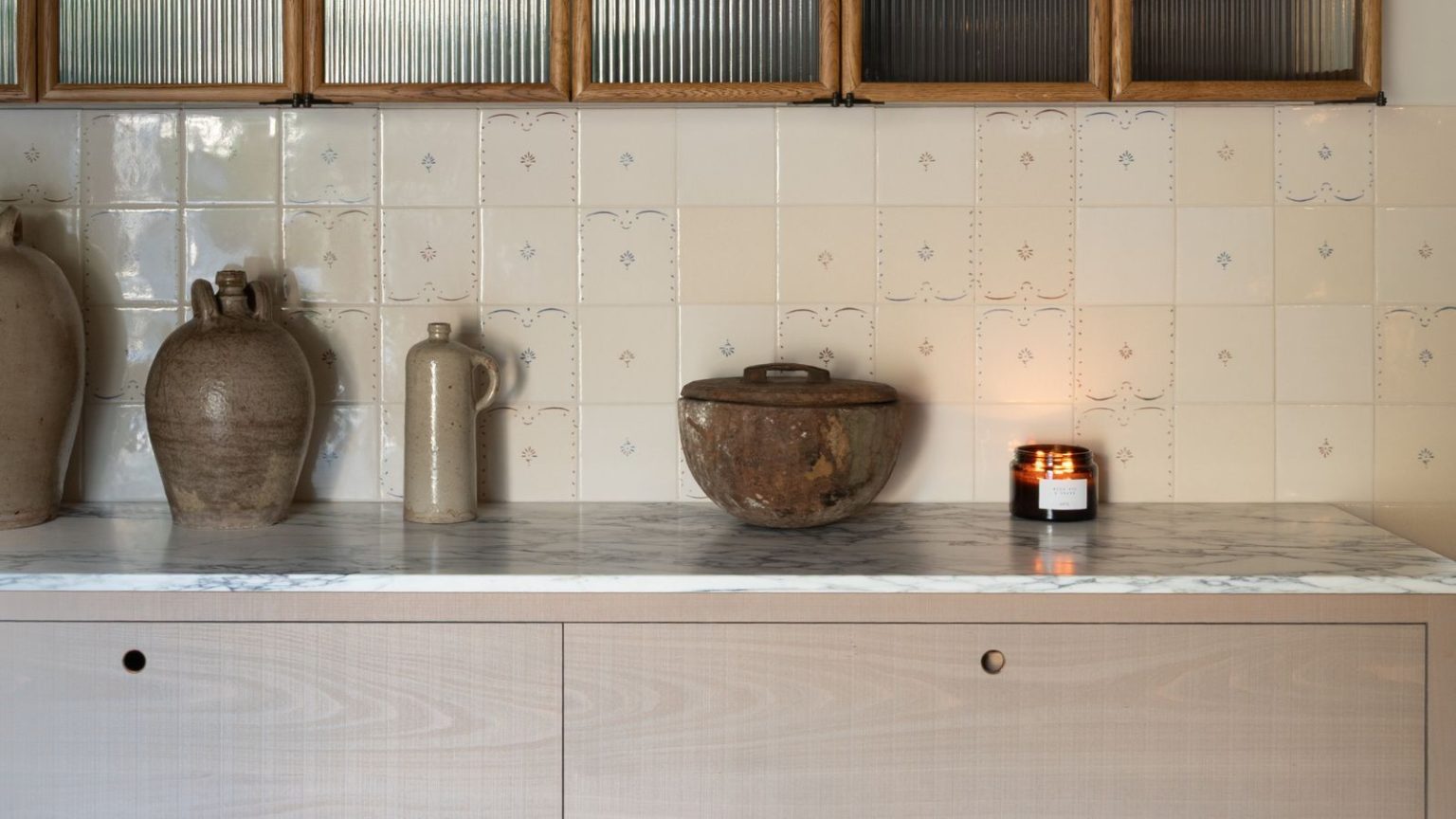Cet organisateur Joseph Joseph à 10 $ a rendu mon petit tiroir de cuisine chaotique réellement fonctionnel – il est également facile à nettoyer Small kitchen countertop in marble, with deVOL Kitchen Ditsy Delft wall tiles. These are small, varied shades of cream with tiny floral design in center of some of the tiles, not all. Ceramic pots can be seen on the counter, as well as the top drawers