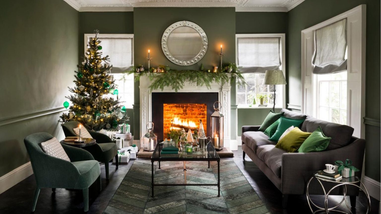 Oubliez la décoration de Noël traditionnelle, j’utilise le Kokedama pour créer des décorations suspendues vivantes – 3 plantes faciles pour ce bricolage festif Christmas living room with green walls. Garland on the mantelpiece and Christmas tree in the corner