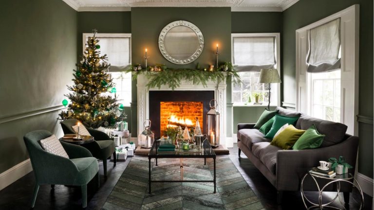 Oubliez la décoration de Noël traditionnelle, j’utilise le Kokedama pour créer des décorations suspendues vivantes – 3 plantes faciles pour ce bricolage festif Christmas living room with green walls. Garland on the mantelpiece and Christmas tree in the corner