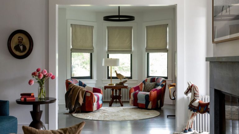 « C’était si stérile! » – La designer Jess Cooney a utilisé toutes les astuces de décoration qu’elle connaissait pour insuffler vie et personnalité dans cette maison autrefois fade Living room with bay window and colorful patchwork chairs beneath