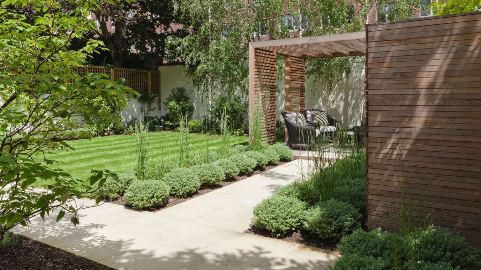 Comment créer un jardin à la française dans un petit espace – 7 créateurs de plantes ne jurent que par L-shaped garden design with lawn, path, trees and pergola