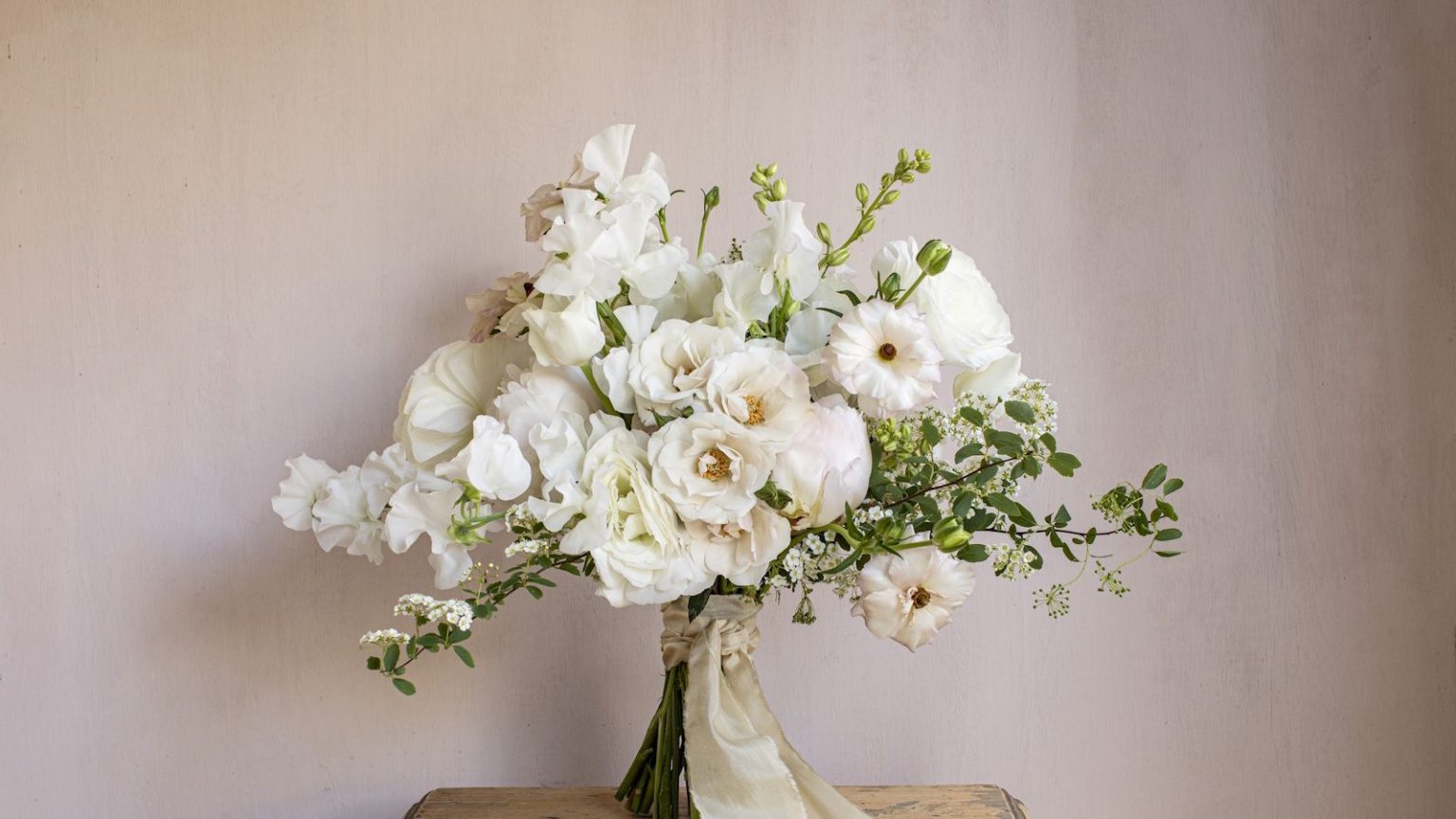En tant que designer floral, je sais exactement comment je vais styliser la couleur Pantone de l’année 2026 dans ma maison – Ces 7 fleurs coupées éthérées capturent parfaitement l’ambiance Cloud Dancer Bouquet of white flowers with spray roses, spirea, sweet peas and peonies