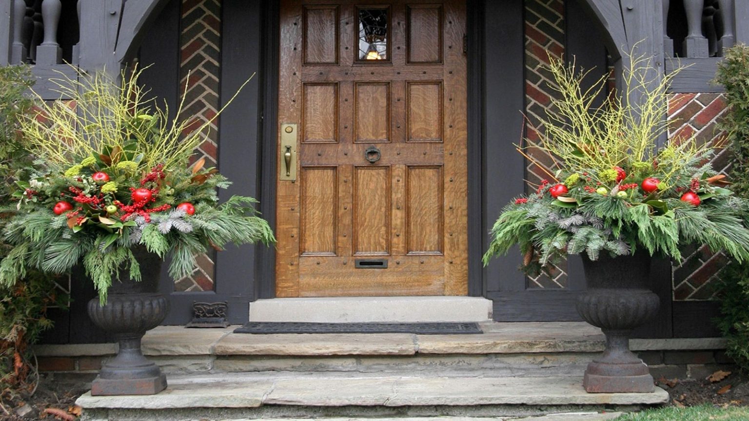 Des designers professionnels partagent des secrets d’initiés pour aménager un porche festif si vos hivers sont trop froids pour les plantes en pot front porch