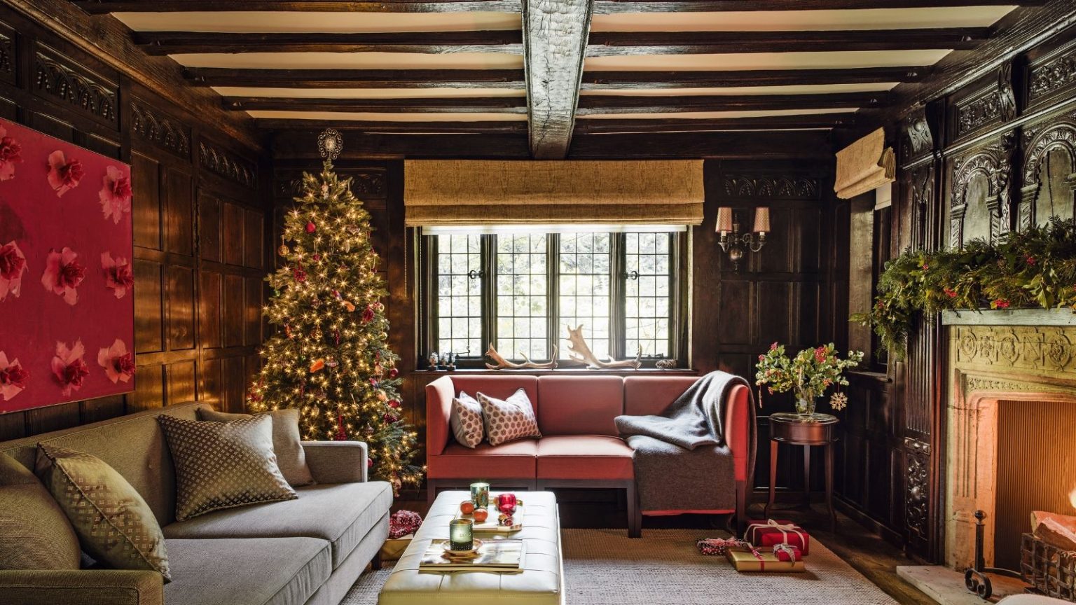 Désinfectez ces 4 gadgets ménagers d’ici le 28 décembre, préviennent les professionnels du nettoyage A cozy living room with two sofas, with exposed ceiling beams, a tall decorated Christmas tree and fireplace with a lit fire.