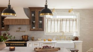 10 tendances en matière de dosserets de cuisine qui, selon les concepteurs, seront les plus évoquées en 2026 A neutral kitchen with white cabinets and cream zellige tiles on the walls