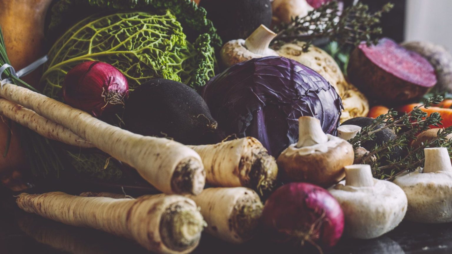 J’ai passé une décennie à cultiver et à récolter des légumes d’hiver pour les restaurants – Ces 7 héros méconnus sont idéaux pour les plats copieux de décembre Winter vegetables such as cabbage and parsnips are harvested from the garden