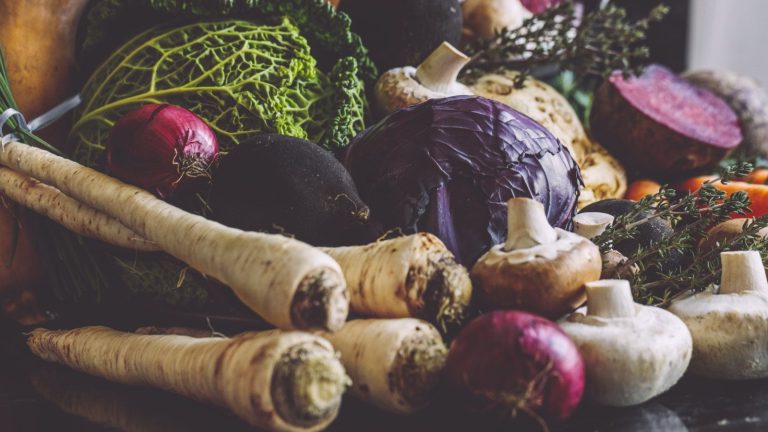 J’ai passé une décennie à cultiver et à récolter des légumes d’hiver pour les restaurants – Ces 7 héros méconnus sont idéaux pour les plats copieux de décembre Winter vegetables such as cabbage and parsnips are harvested from the garden
