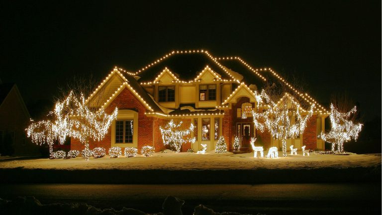 Mes lumières de Noël sont-elles antisociales ? Un expert juridique recommande de décorer les couloirs avec soin ce Noël : des écrans bruyants et clignotants pourraient vous valoir une amende pour dérangement Christmas lights on house and trees at night
