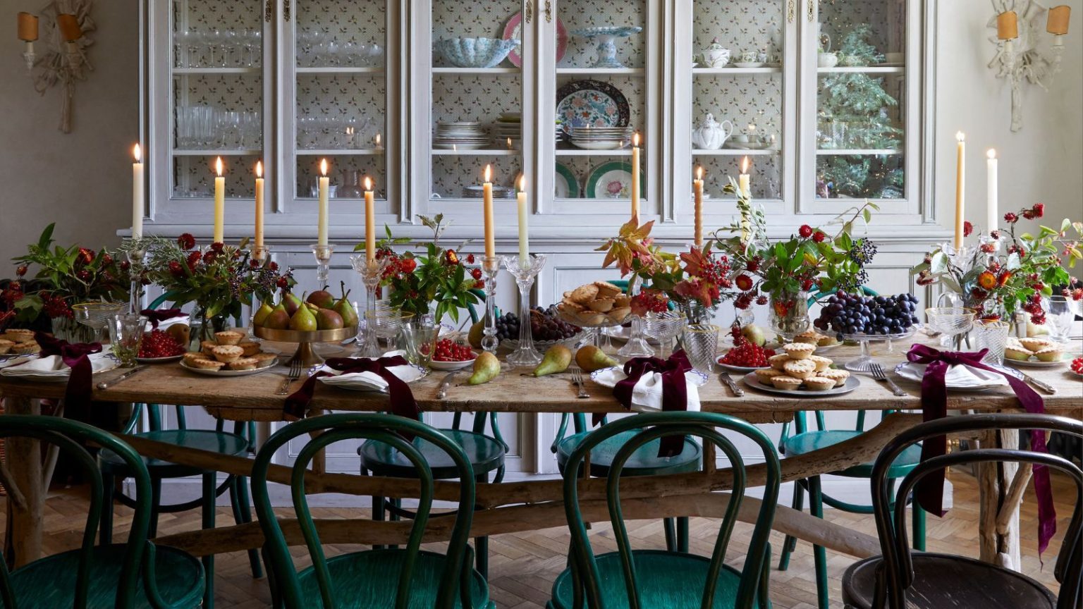L’édition très britannique : de la verrerie élégante aux bougies festives – Comment les paysages de table bien pensés apportent confort, style et magie des fêtes à chaque maison Sky McAlpine christmas seasonal table