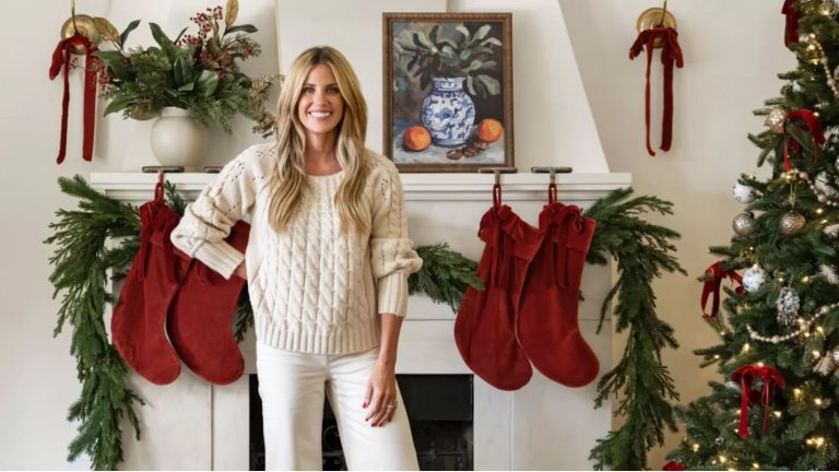 Shea McGee vient de mettre un sapin de Noël dans son entrée – cet adieu à la tradition est légèrement inattendu mais très impactant shea mcgee for her target collection christmas line