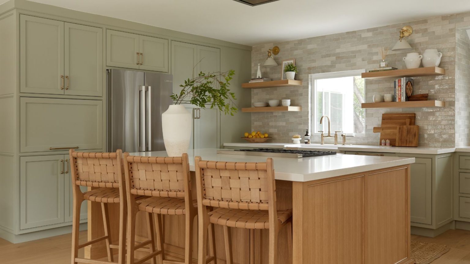 Adieu les plans ouverts : ce sont les 7 tendances en matière d’aménagement de cuisine que les concepteurs souhaitent voir davantage en 2026 A green and wood kitchen