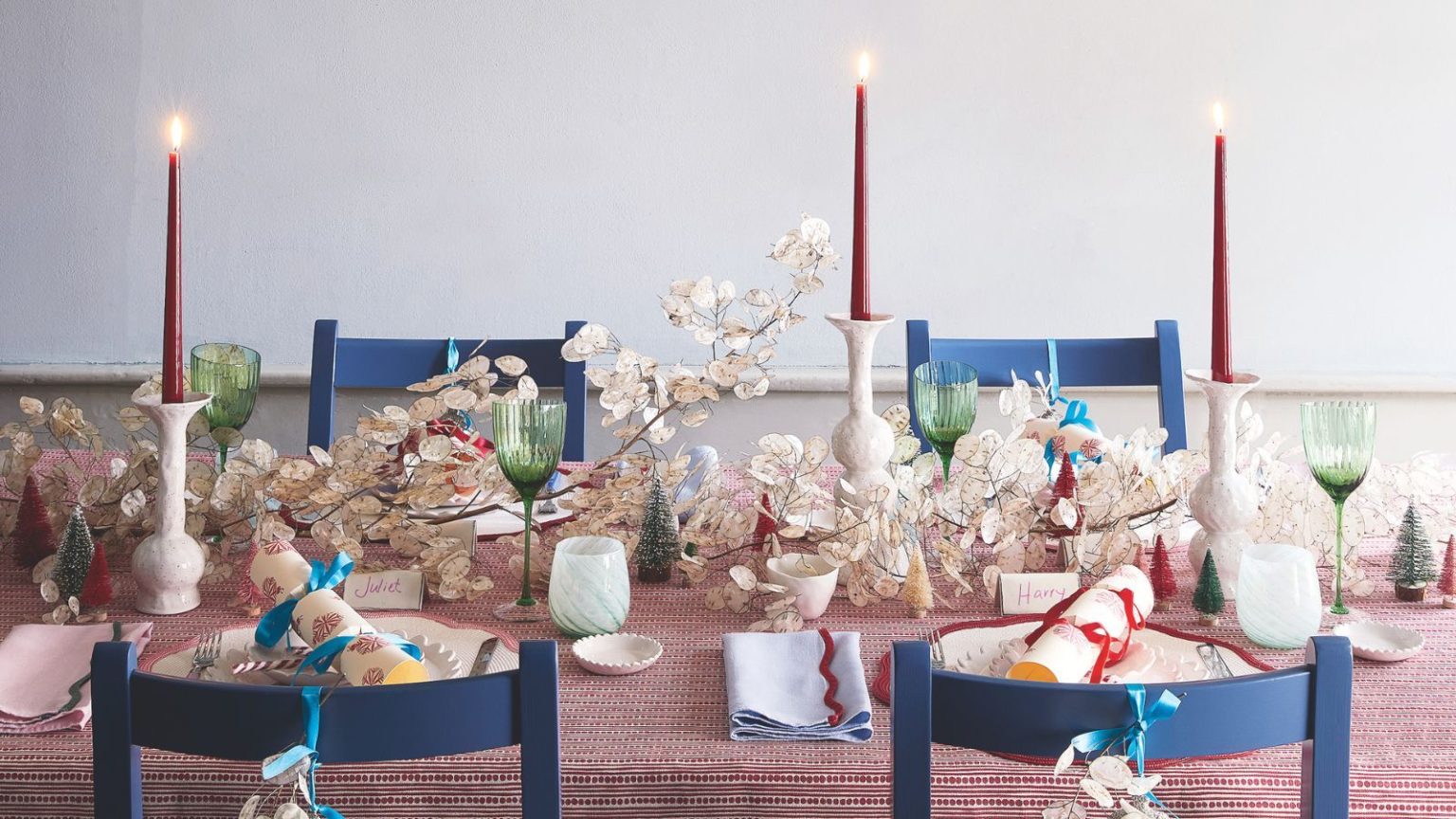 L’édition très britannique : d’un Noël britannique chaleureux à une nouvelle année scintillante – Créer des moments, des souvenirs et des tables qui valent la peine d’être célébrées Christmas table setting with red, blue and white theme
