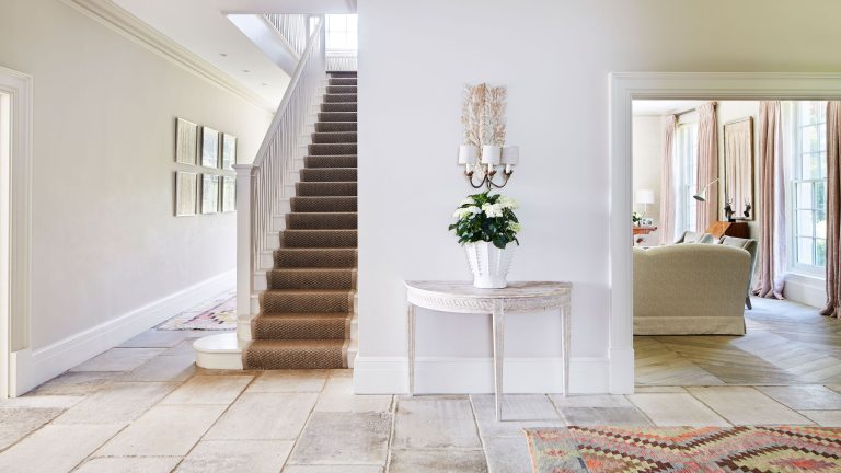 5 choses que les minimalistes n’ont jamais dans une entrée – Ce que j’évite toujours pour une maison élégante et sans encombrement