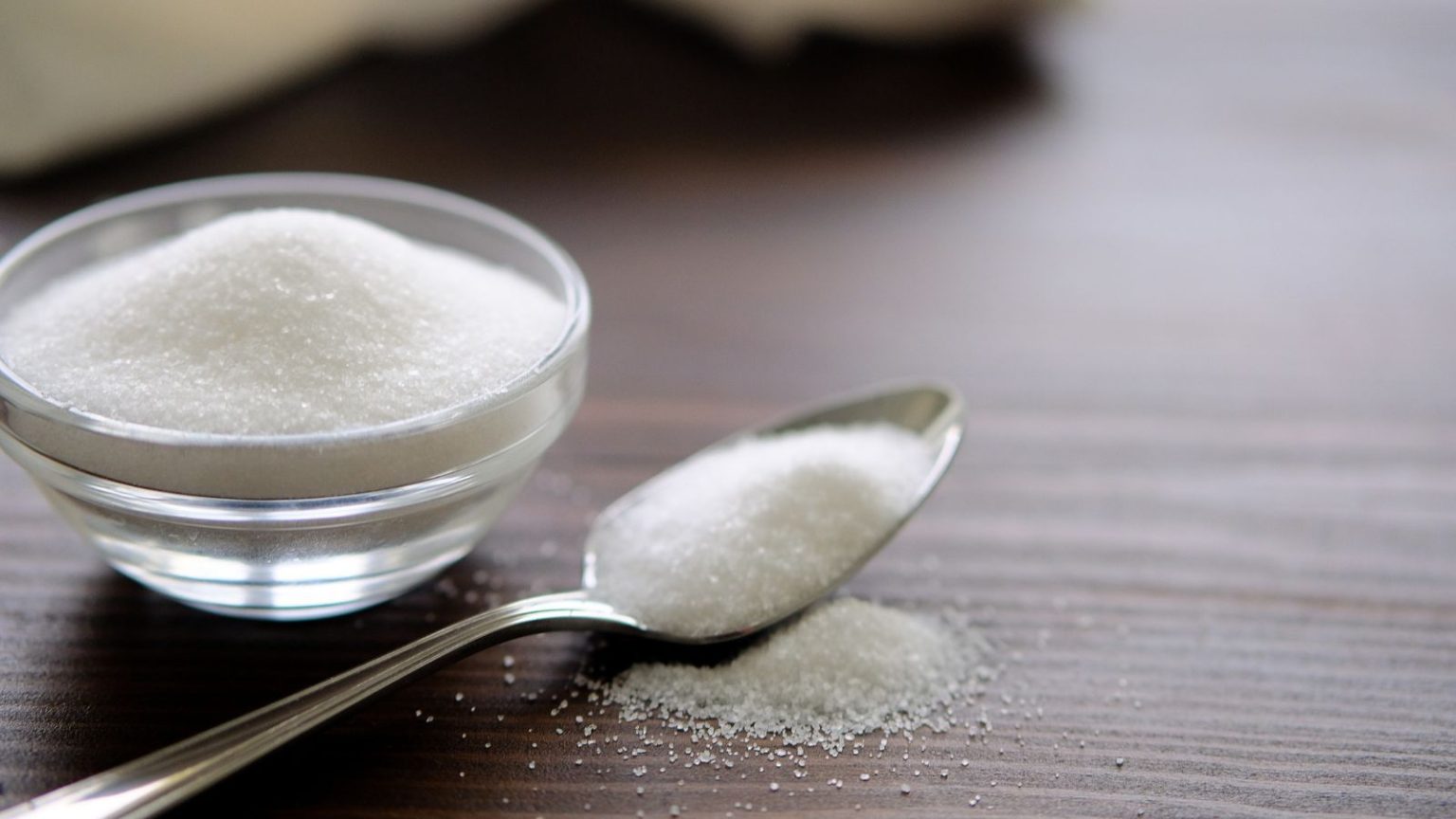 Les gens saupoudrent du sel sur les plaques du four alors qu’elles sont encore chaudes avant de les laver – et c’est génial A white bowl of salt with a spoon