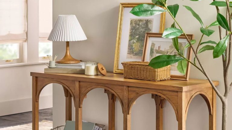 Joanna Gaines vient de lancer discrètement sa nouvelle collection de printemps chez Target – et je pense que cela pourrait être son lancement le plus cher à ce jour